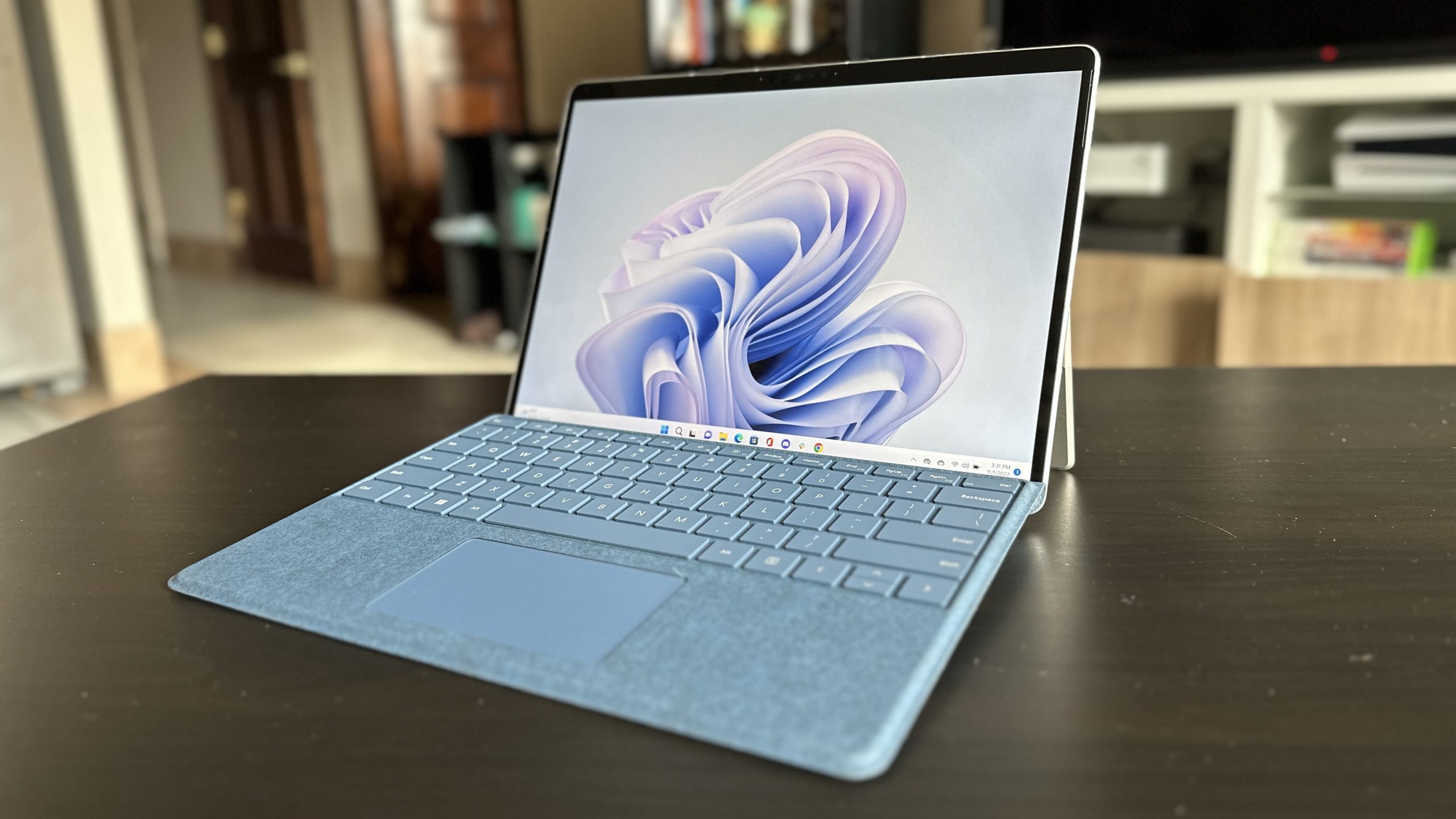 Microsoft Surface Pro 9 (Intel i7): Very light but expensive