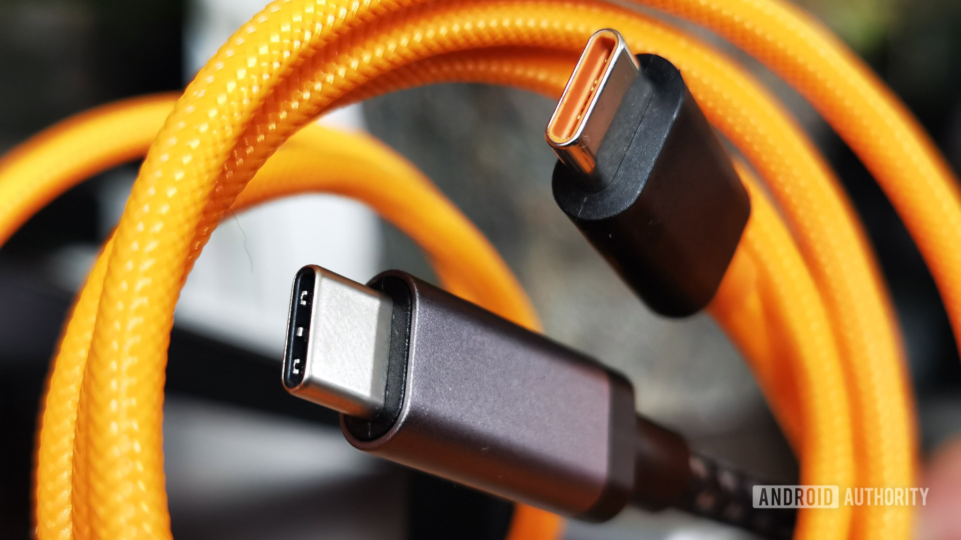 USB-C connector orange cable - How to connect a laptop to a TV